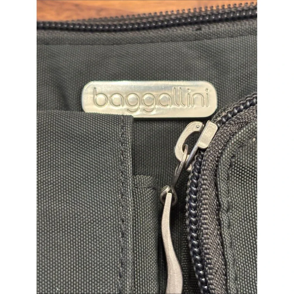 Baggallini Gray Multi Comparment Crossbody Travel Bag Purse